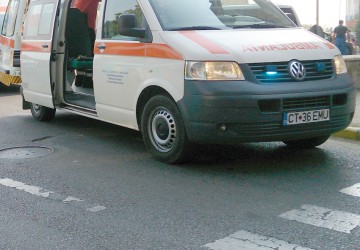 Coliziune faţă - spate la semafor: o femeie a fost rănită